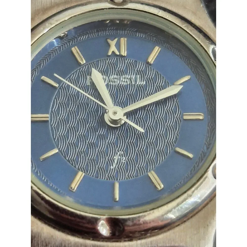 Fossil Ladies Great Blue dial and  Original Metal Band New battery Sharp Classic